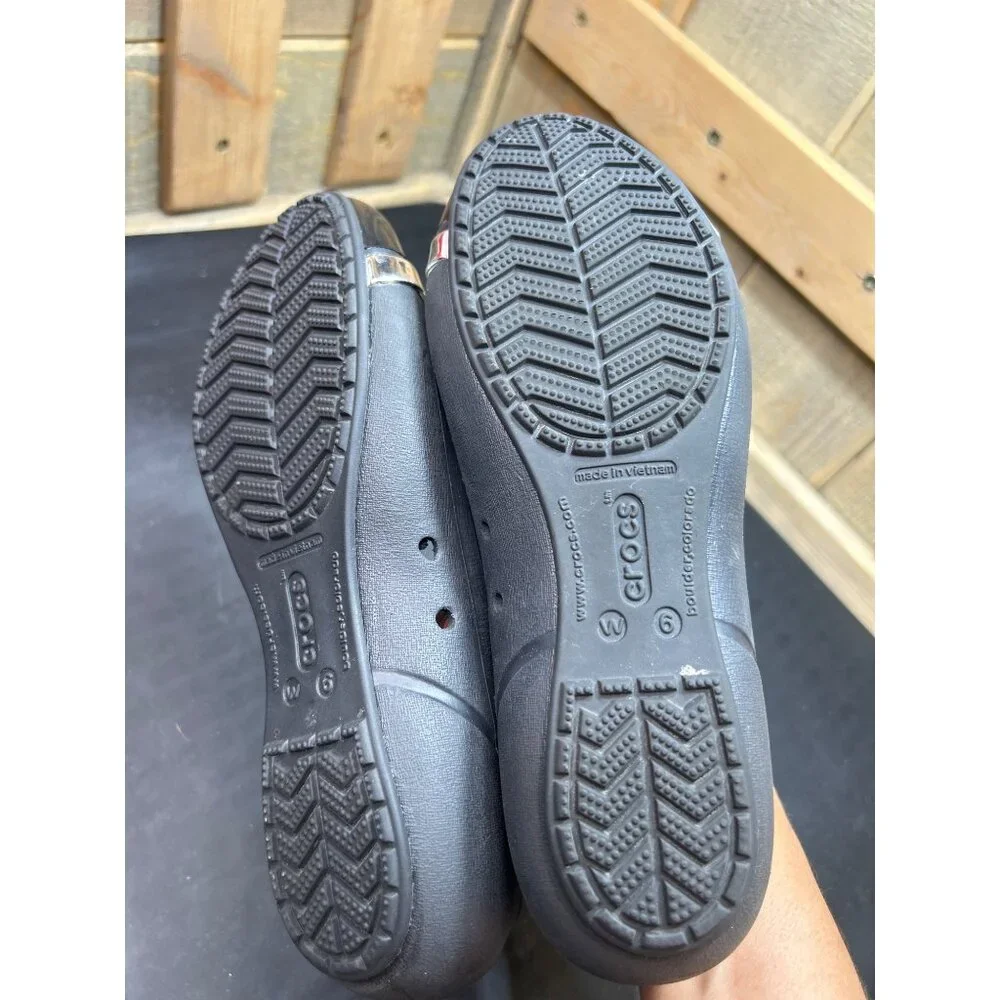 Crocs Womens Black Flats W/ Metallic Toe Cap Slip-On Size 6 Lightweight Comforta